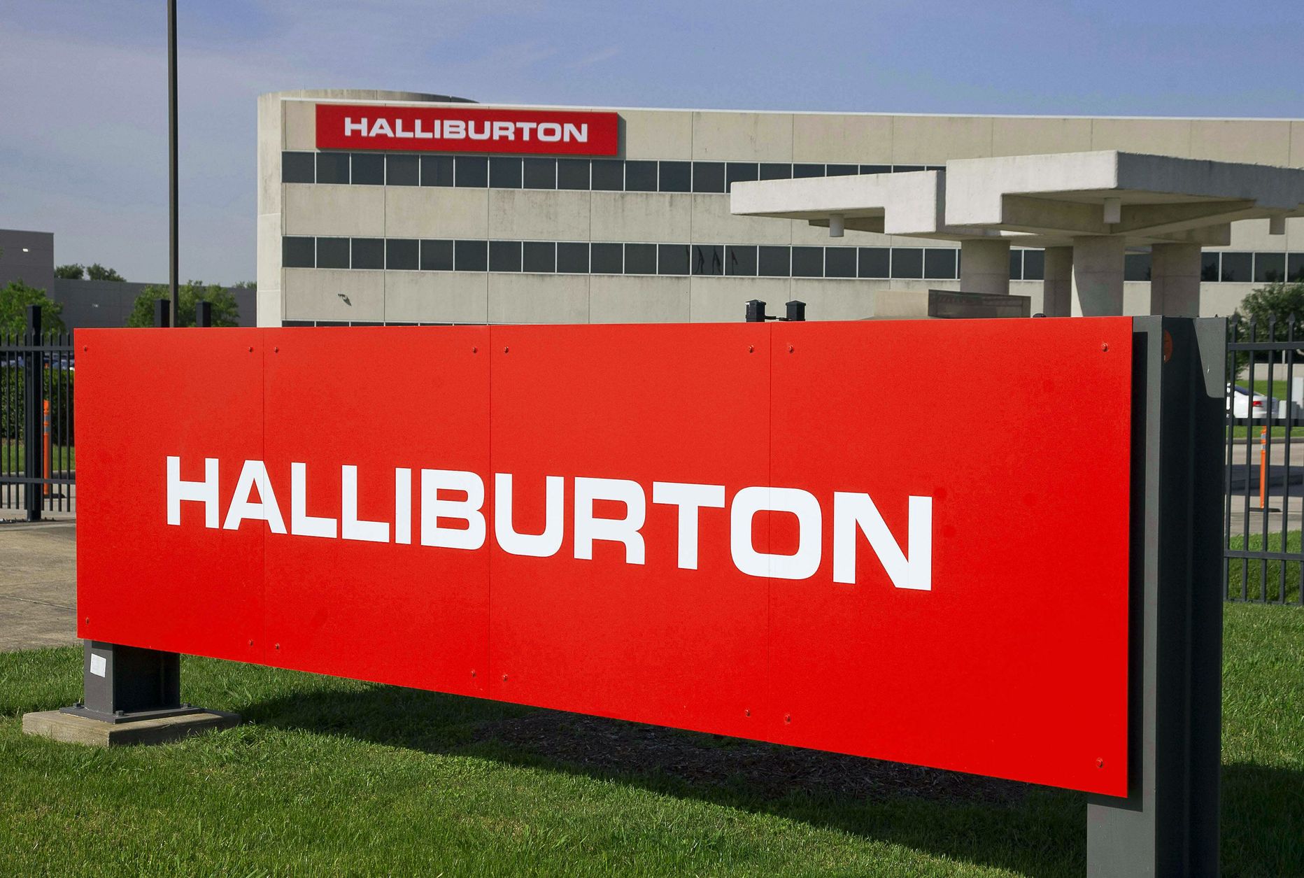 Naftafirmadele teenustepakkuja Halliburton teatas, et koondab kaheksa protsenti oma töötajatest.