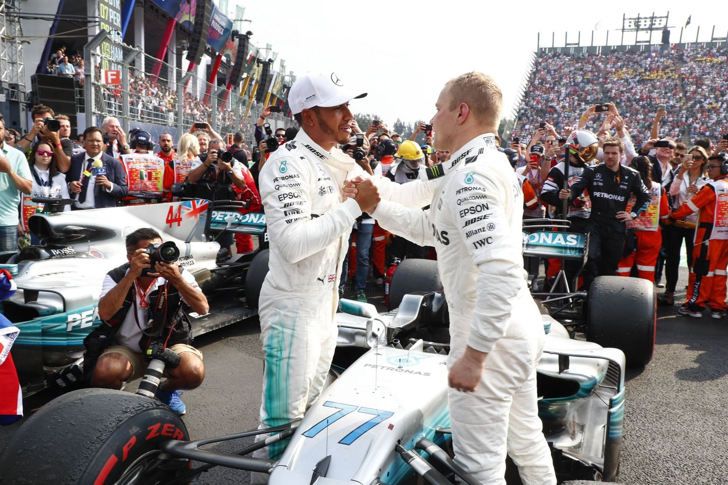 Valtteri Bottas ja Lewis Hamilton.