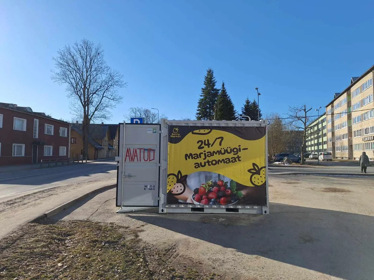 Türi müügiautomaadist teavitavad reklaamid.
