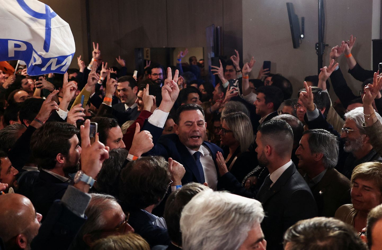 Demokraatliku Alliansi (AD) liider Luis Montenegro žestikuleerib, kui reageerib pärast Lissaboni üldvalimiste tulemust toetajate kõrval.