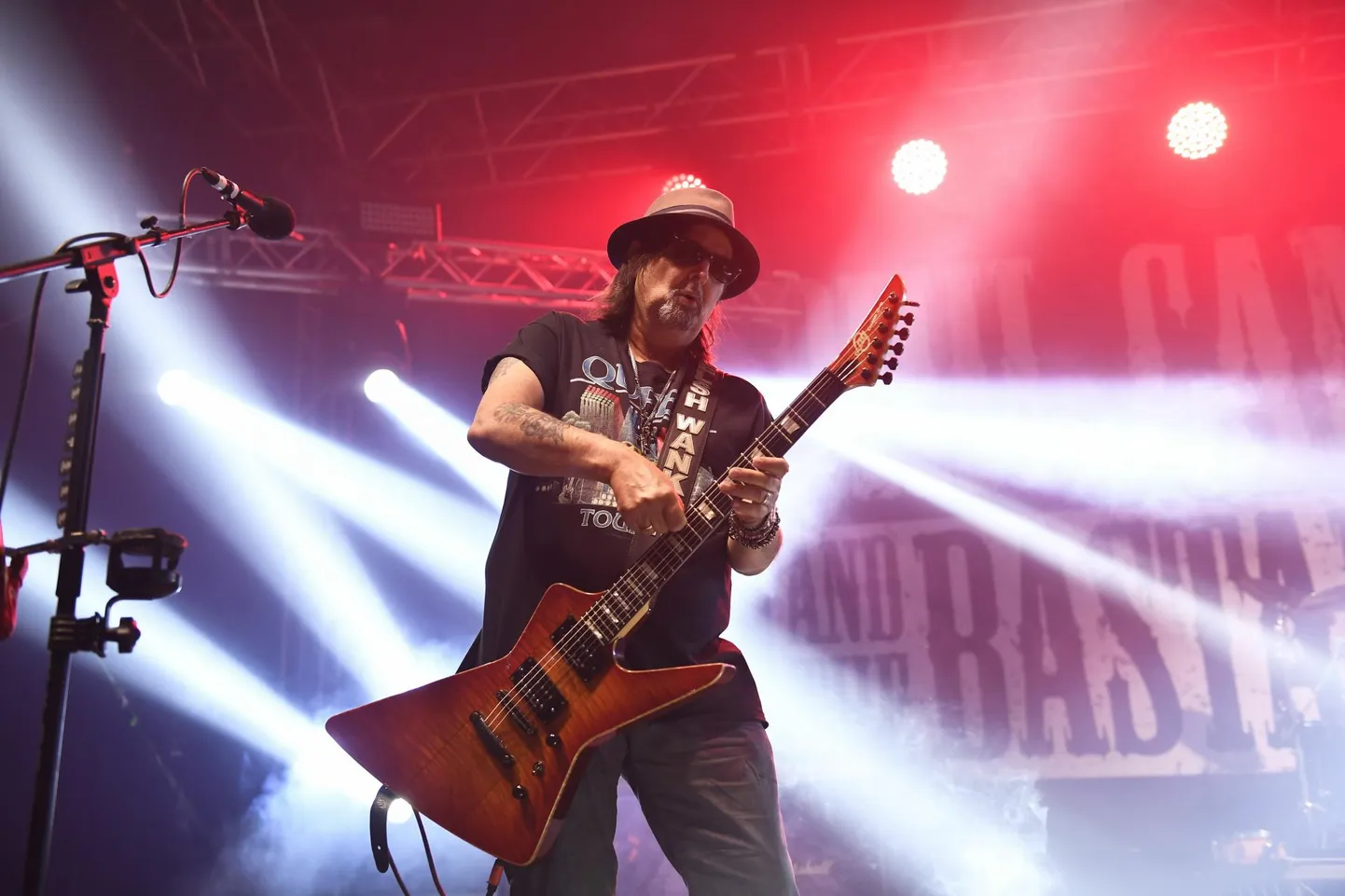 61-aastane waleslane Philip Campbell on ennast rockiajaloosse keevitanud kui Motörheadi esikitarrist aastatel 1984–2015. Nüüd tuuritab ta mööda ilma ringi pereansambliga.