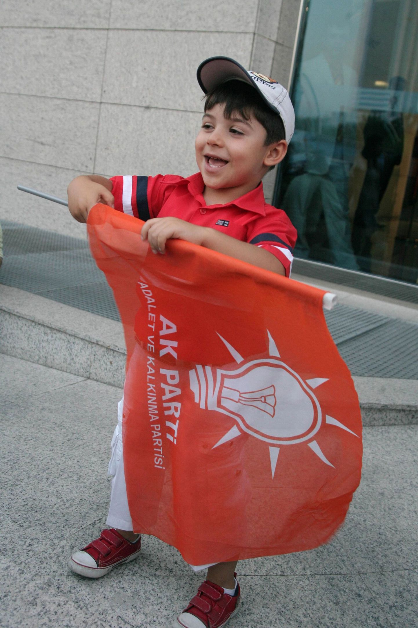 Türgi Õigluse ja Arengu Partei lippu lehvitav väikemees.