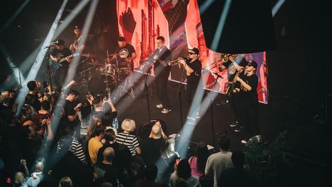 НАЙДИ СЕБЯ! ⟩ В Риге выступила легендарная группа 