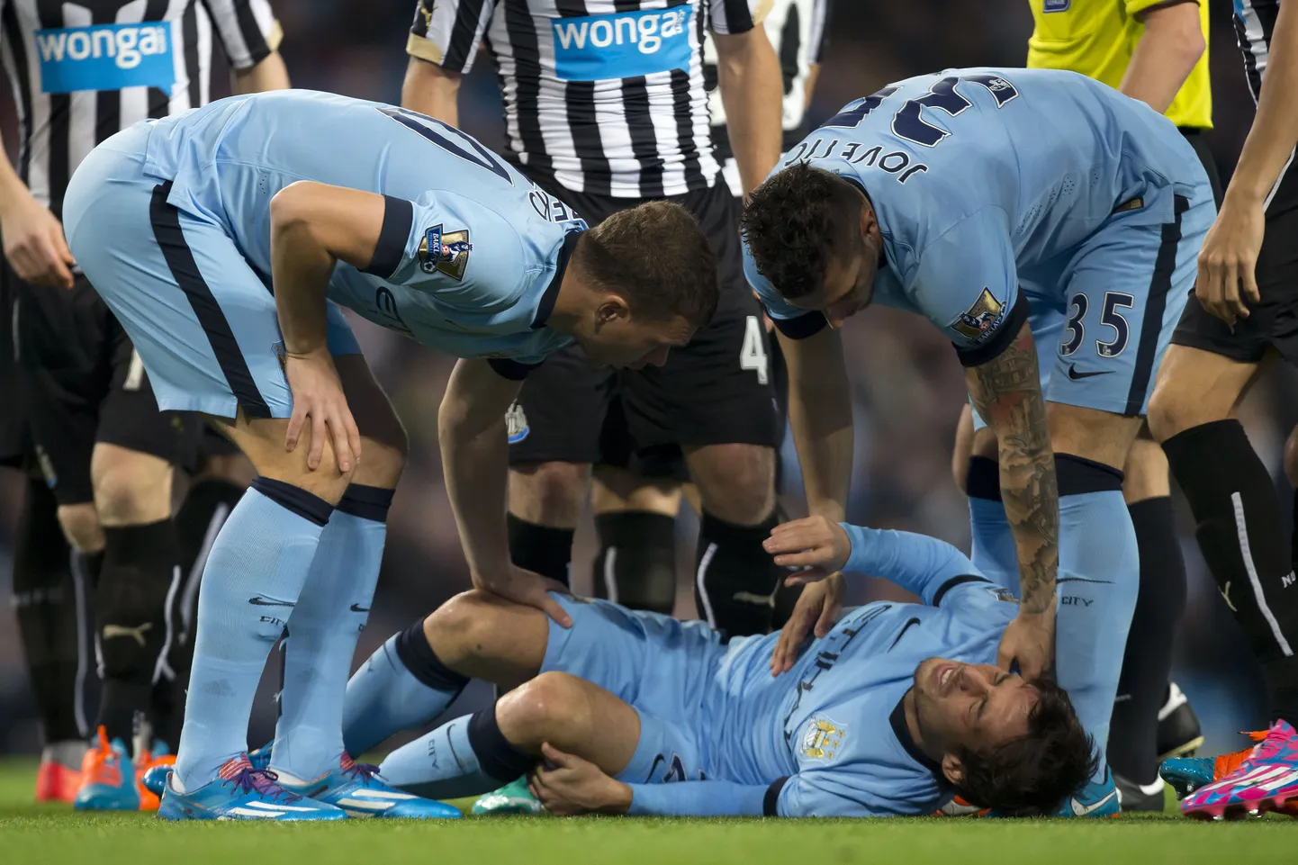 David Silva (maas) sai karikamängus Newcastle Unitediga vigastada.