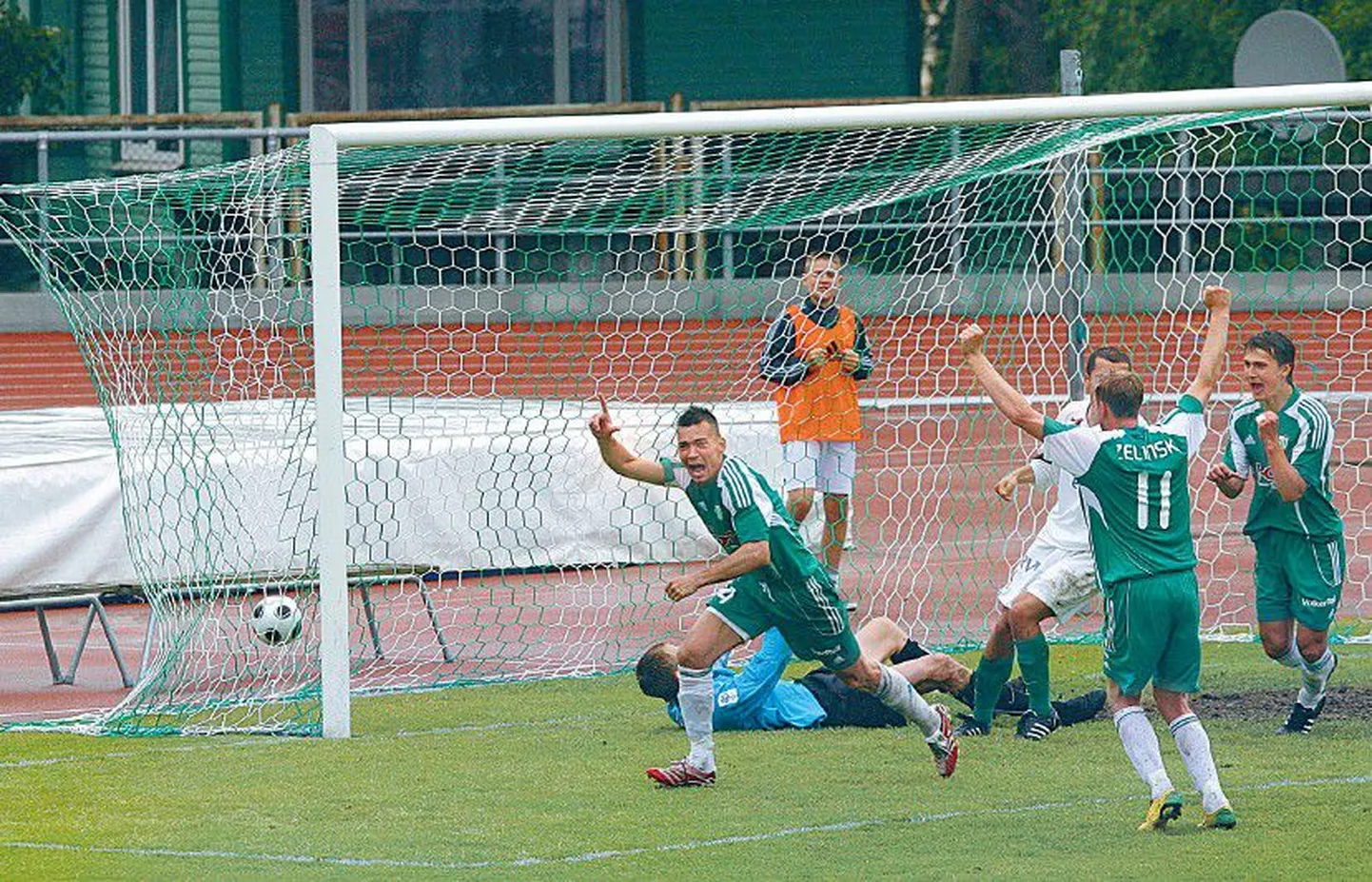 Deniss Malov (vasakul)