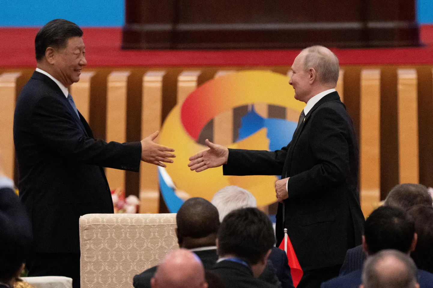 Hiina president Xi Jingping tervitab Vene režiimi juhti Vladimir Putinit 18. oktoobril 2023 Pekingis.