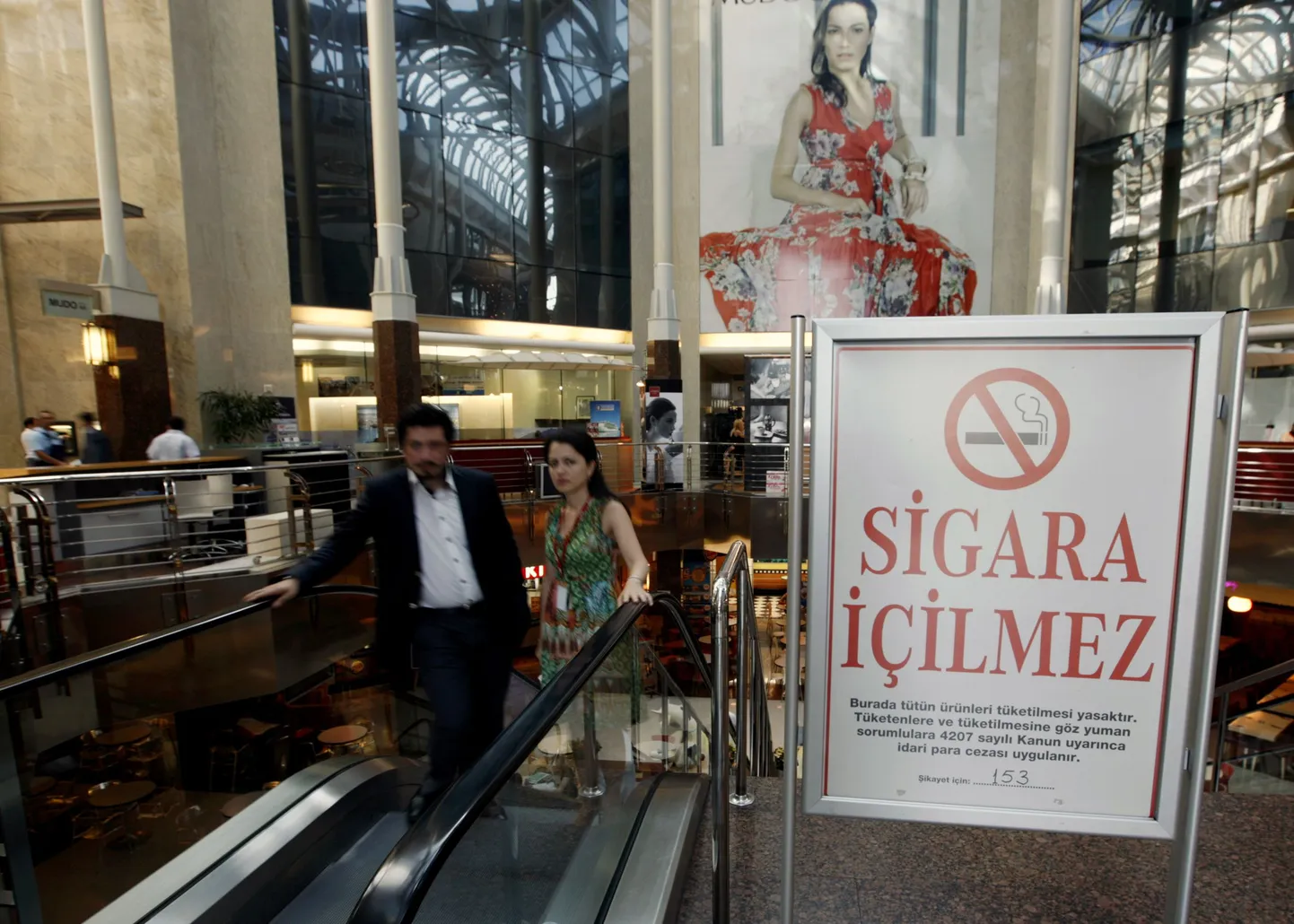 Suitsetamist keelav silt Istanbuli kaubanduskeskuses.
