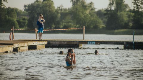 Ūdens Latvijas ūdenstilpēs iesilis līdz pat +27 grādiem
