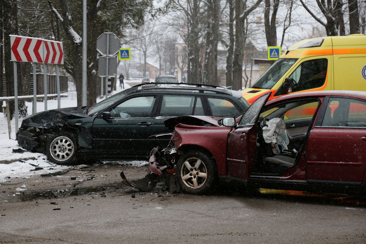 Autoõnnetus Lätis Ogre, Upesi ja Kalna ristmikul.