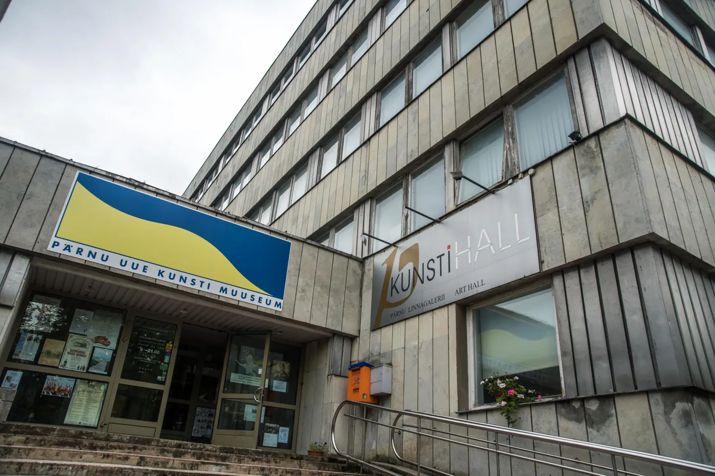 Uue kunsti muuseum asub pragu Esplanaadi tänaval endises parteimajas.