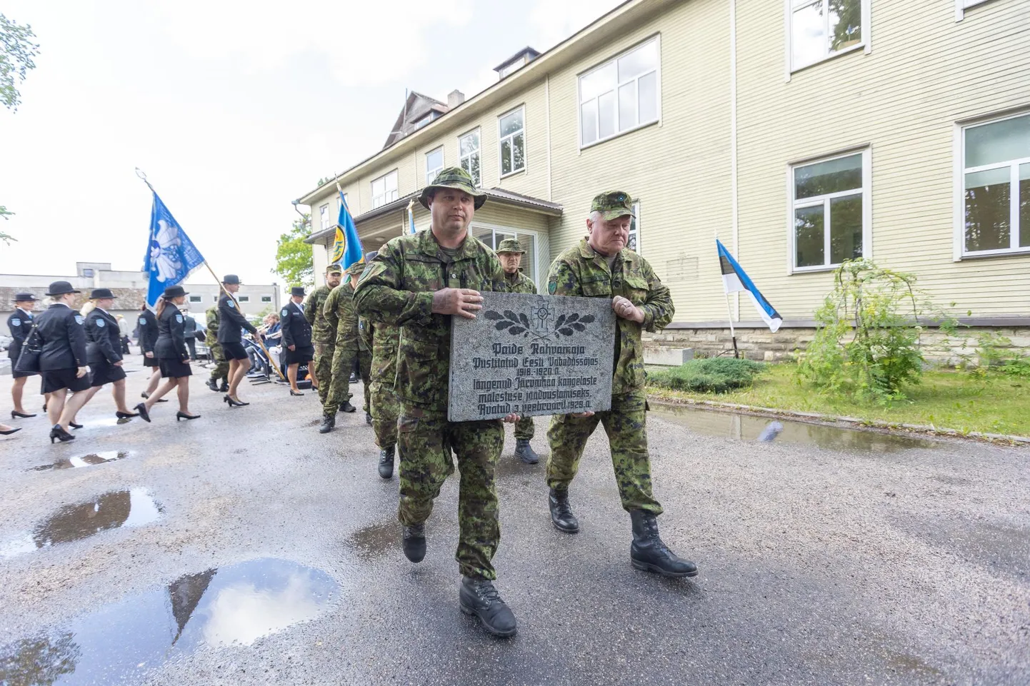 2005. aastal Paide vanale rahvamajale tagasi pandud Vabadussõjas langenute mälestustahvli kandsid Järva maleva mehed Paide kirikusse. Graniidist tahvel oli nii raske, et teekonnal sai seda kanda mitu kätepaari.