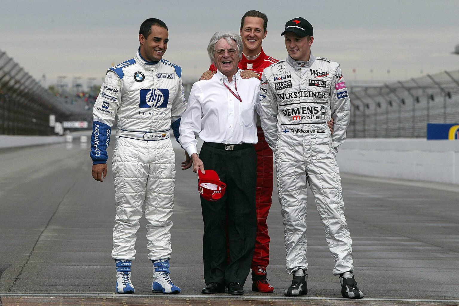 Juan Pablo Montoya (vasakul) on Kolumbia kõige edukam F1-sõitja. Foto 2003. aastast, kus poseerivad veel toonane F1 juht Bernie Ecclestone (vasakult teine), Michael Schumacher ja Kimi Räikkönen.