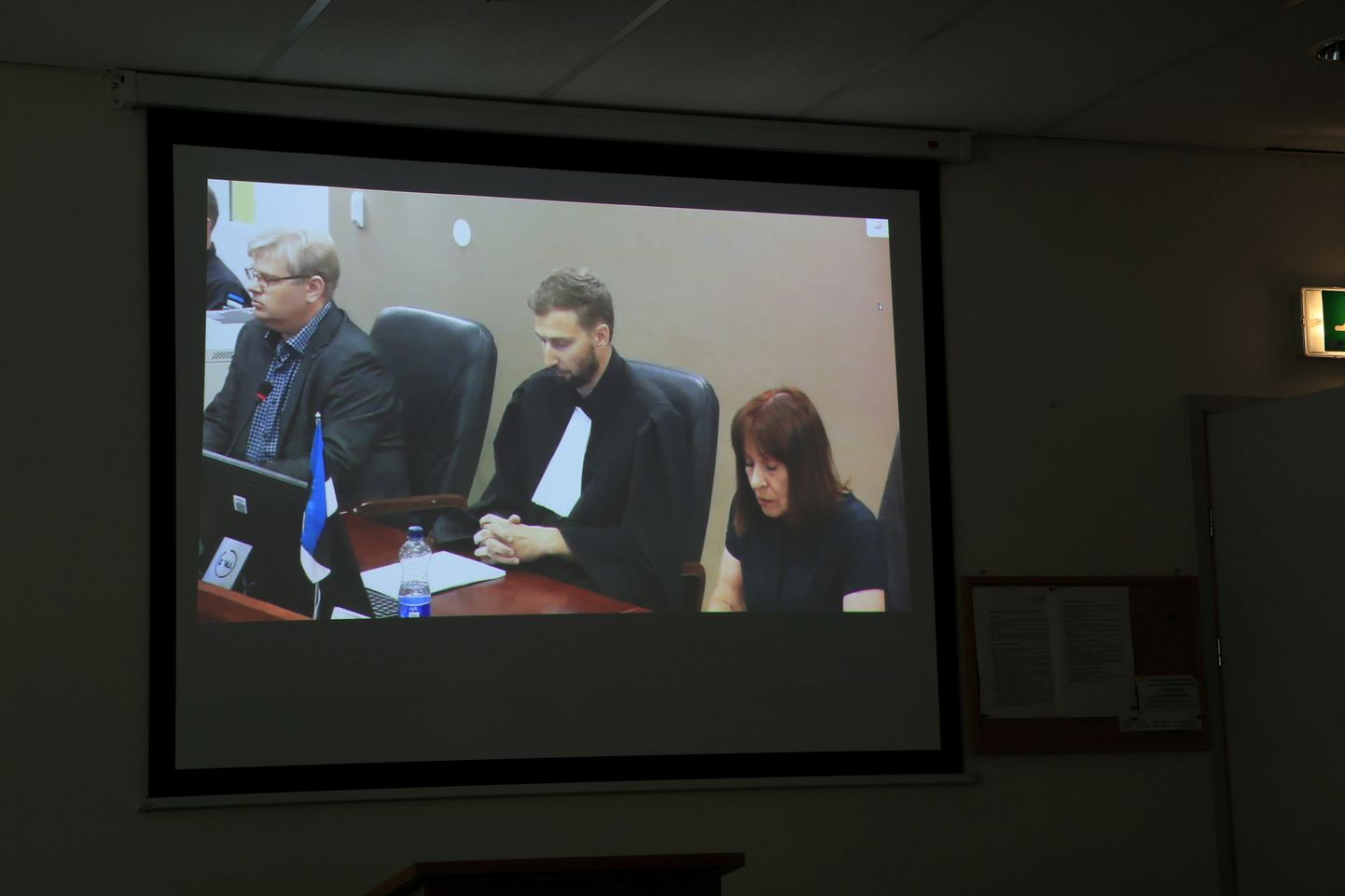 Videosilla abil luges otsust ette kohtunik Marek Vahing (keskel), koosseisu kuulusid ka rahvakohtunikud Liidia Heinsoo ja Leho Liiv. Kohtualust teises ruumis otsust kuulanud inimestele ei näidatud.