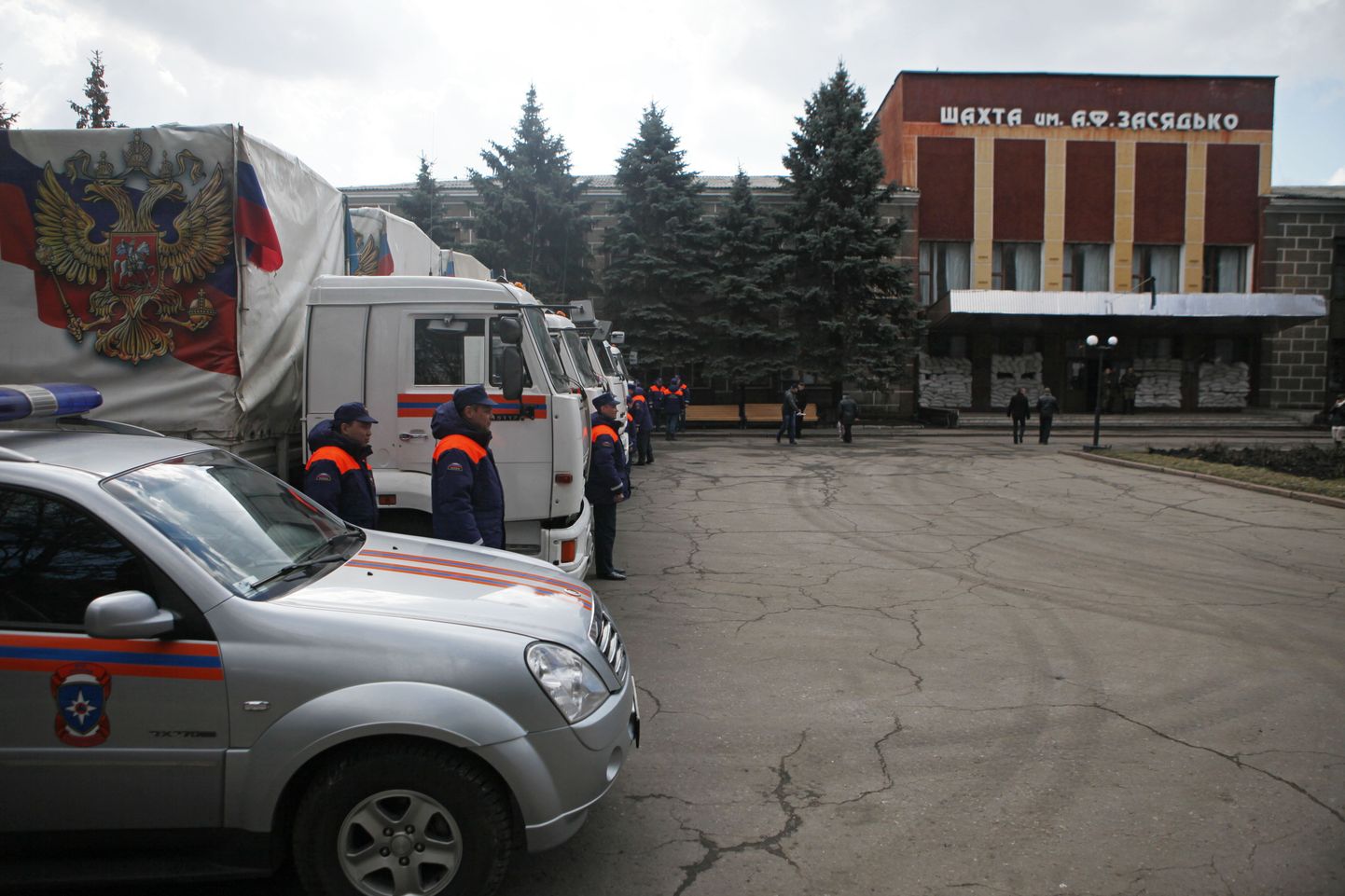 7. märtsil seisid Zasjadko-nimelise kaevanduse peahoone ees Vene eriolukordade ministeeriumi autod, mis kandsid humanitaarabile viitavaid silte.