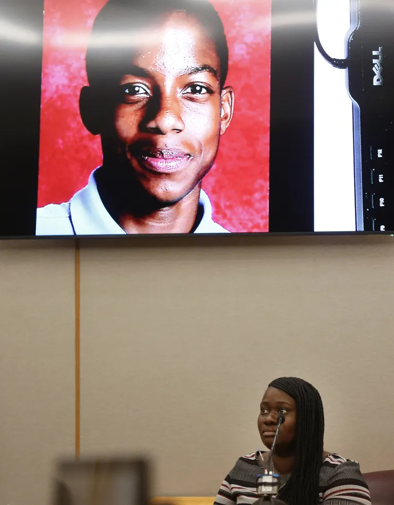 Jordan Edwards (ekraanil) ja Charmaine Edwards.