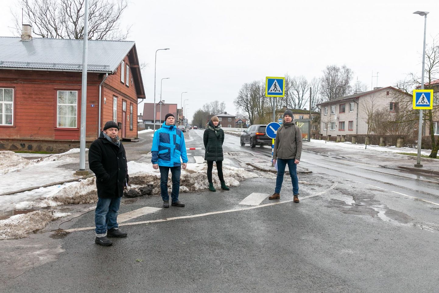 Uue tänava elanikud ei ole sugugi rahul, et tänav muudetakse kahesuunaliseks. Pildil Janno Sild, Ats Riisenberg, Toivo Alas ja Kaari Metslang.