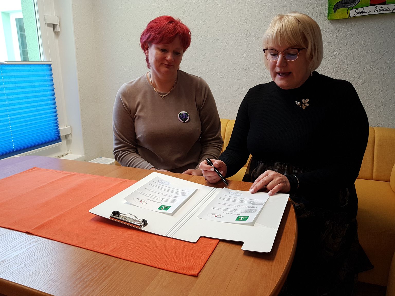 Tartu Kannikese lasteaia direktor Ülle Västrik (vasakul) ja Paide Sookure lasteaia direktor Liia Koppel allkirjastasid õilsate eesmärkidega koostööleppe.