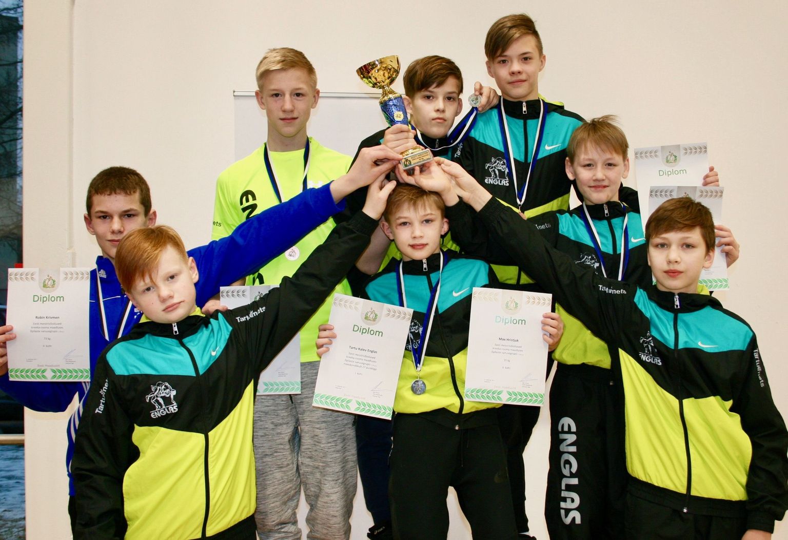 Kalev-Englase võistkond vasakult: Robin Krivmen, Robin Samarüütel, Dan-Roland Lokk, Max Hristjuk, Georg Kristerson, Karl-Eerik Karoles, Artur Jeremejev, Tambet Palgi.