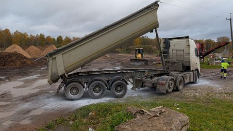 Tartu külje all jäi veoauto kõrgepingeliini kinni, Jõgeva lähistel põles kelder