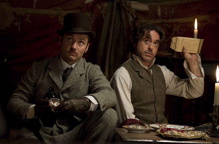 Jude Law Dr. John Watsonina ja Robert Downey Jr Sherlock Holmesina filmis «Sherlock Holmes: A Game Of Shadows»