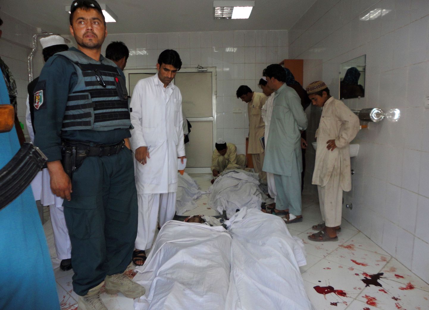 Afganistani politseinikud ja tsiviilisikud tänase suitsiidirünnaku järel Khosti haigla surnukuuris.