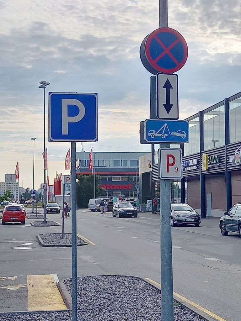 Ceļa zīme stāvvietā pie lielveikala Prisma Tallinā