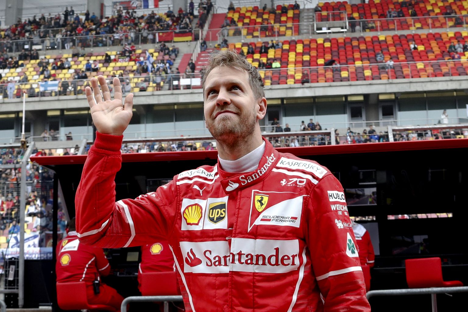 MM-sarja liidri Sebastian Vetteli reedene tööpäev Shanghais koosnes peamiselt fännidele lehvitamisest.