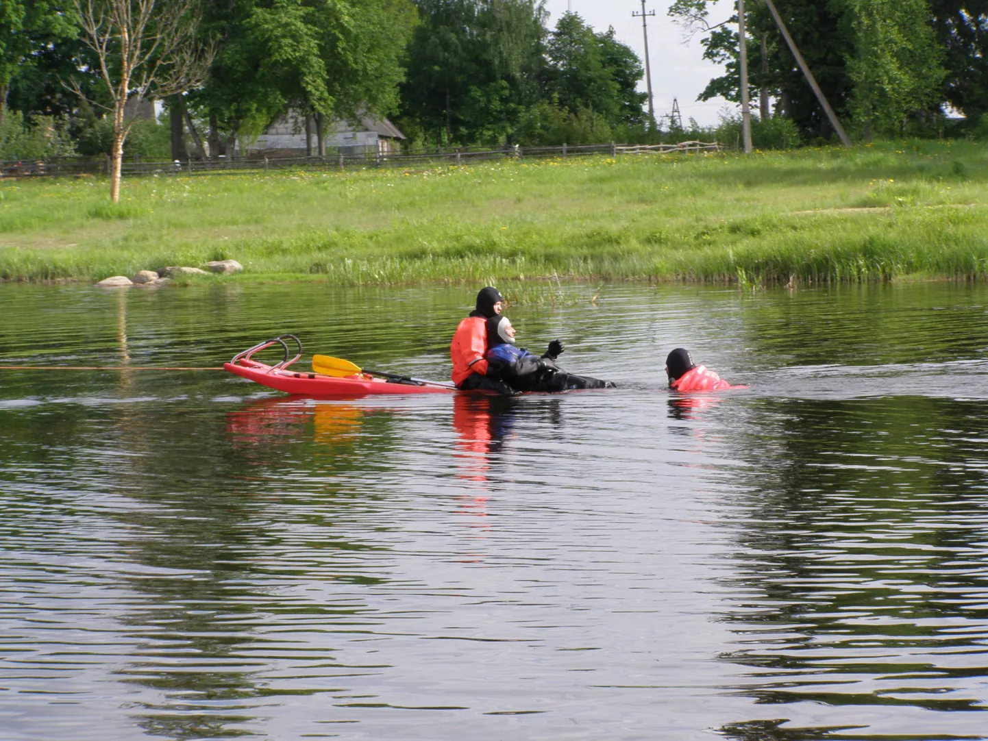 Veepeol Veneveres õpetasid päästjad uppujat päästma. Erinevaid oskusi jagavad päästjad ka Lepnal.