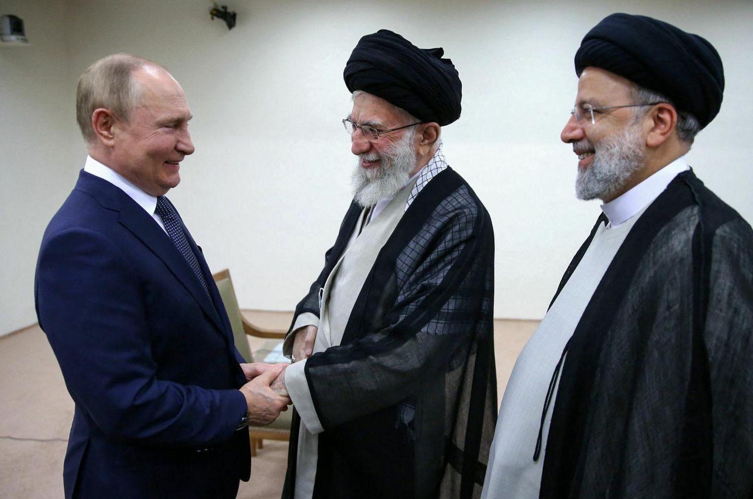 Iraani kõrgema juht ajatolla Ali Khamenei ja president Ebrahim Raisi tervitamas eile Teheranis Venemaa presidenti Vladimir Putinit. 