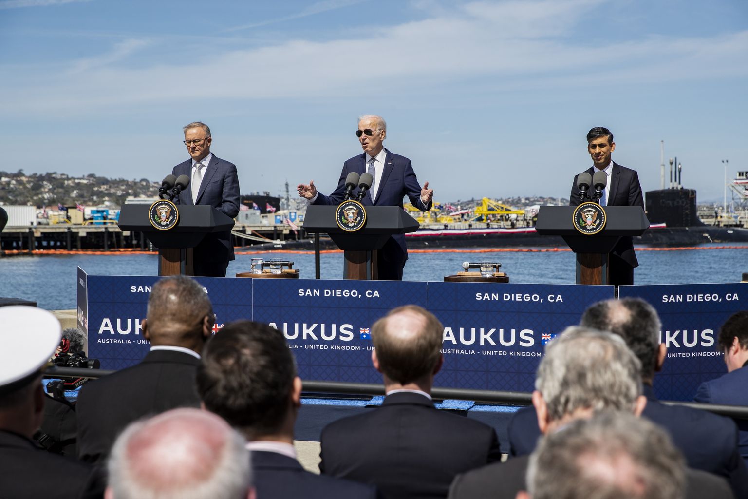 No kreisās: Austrālijas premjerministrs Entonijs Albanīzs, ASV prezidents Džo Baidens un Lielbritānijas premjerministrs Riši Sunaks tikšanās laikā Kalifornijā.