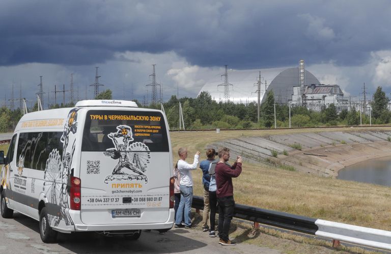 Туристы важны для увековечения памяти катастрофы в Чернобыли, поскольку они помогут пополнить государственный кошелек и в то же время сохранить здания, которым грозит обрушение.