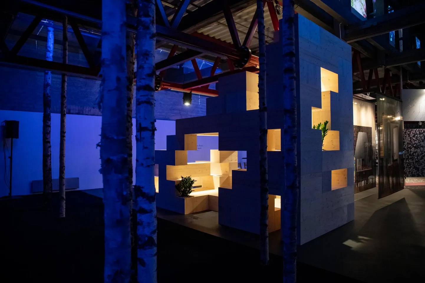 Sou Fujimoto büroo arhitektid mõtestavad oma installatsiooniga «Avatud koobas» elamise süvakihte.