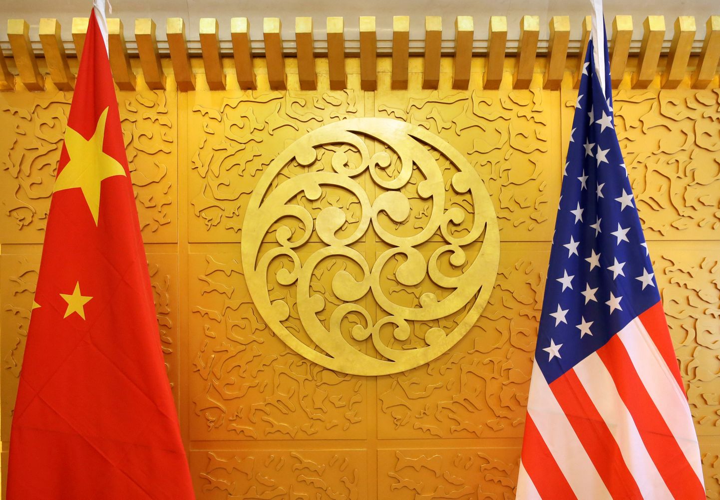 Hiina ja USA riigilipud.