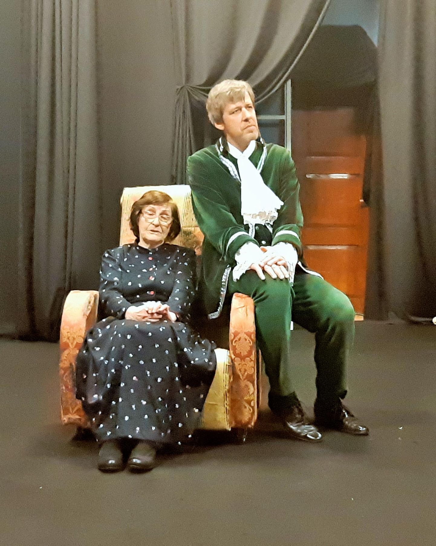 Stseen Viljandi Seasaare teatri lavastusest "Vaim", milles mängivad Aino Tuuksam ja Jaanus Kukk.
