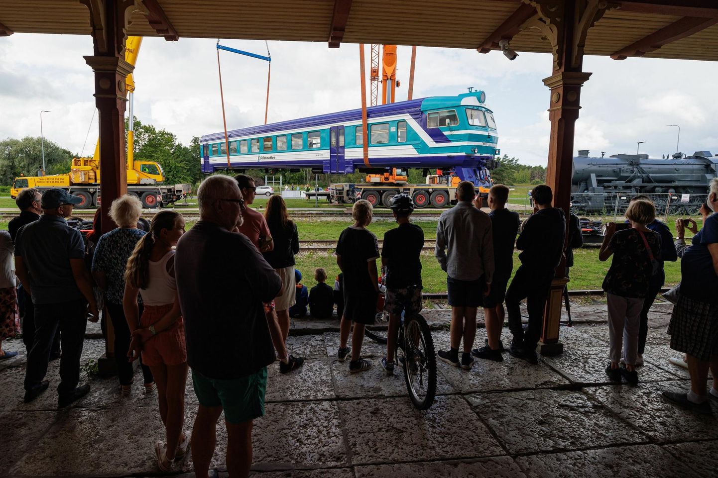 Haapsalu raudteejaama saabus üle pika aja vagun, mis toodi treileril Tallinnast kohale ja tõsteti kraanadega rööbastele.