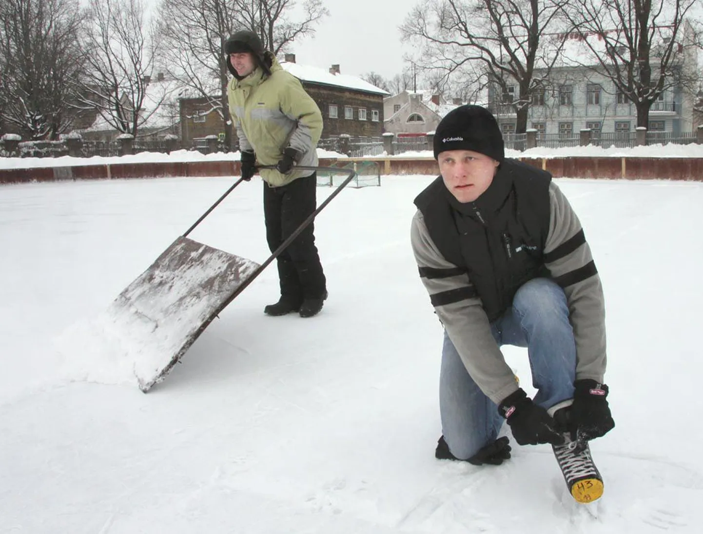 Pärnu auhinnapoes töötav Vändra noormees Martin Zaitsev leiab, et uisutamine on kulturistile väga hea aeroobne treening, sama meelt on Lastestaadioni jäävälja lumest puhastav Valdo Viikmaa.