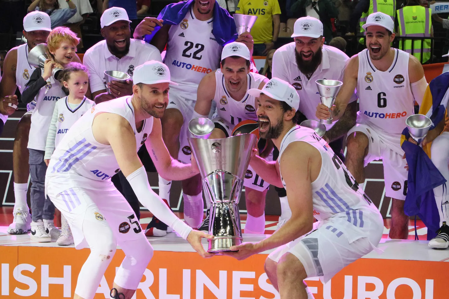 Madridi Reali korvpallurid tähistamas Euroliiga võitu.