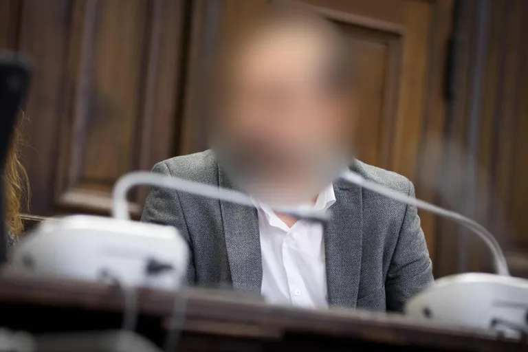 Mehmet S täna Hamburgi kohtus. FOTO: CHRISTIAN CHARISIUS/AFP/Scanpix