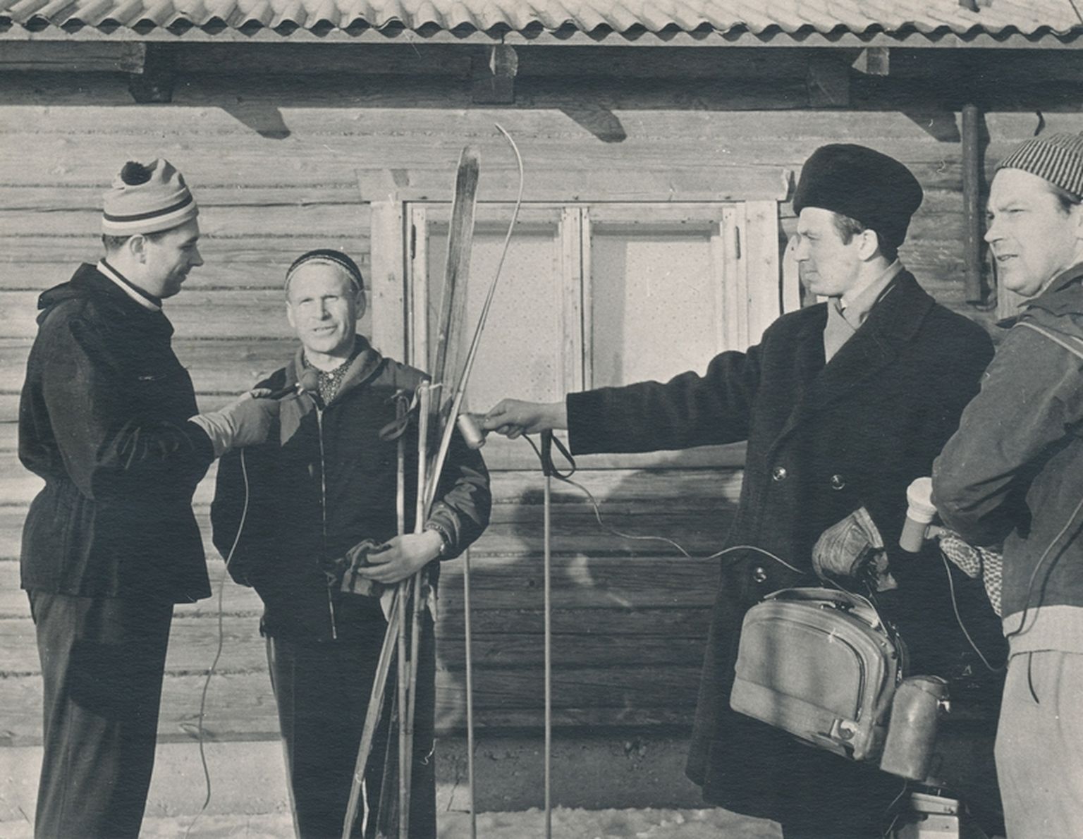 Fred Kudu Käärikul intervjueerijate küüsis, vasakul seisab reporter Rein Karemäe (1964).