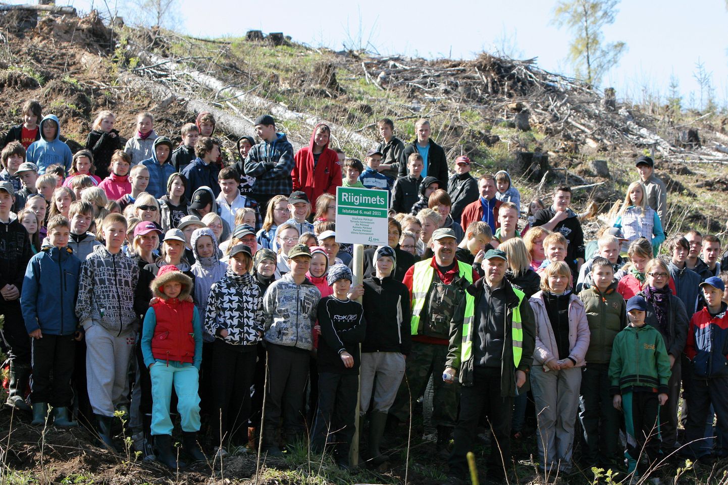 Viljandimaa õpilased panid metsaistutamisepäeval Sudiste lähistel riigimetsa kasvama 4500 noort puud.
