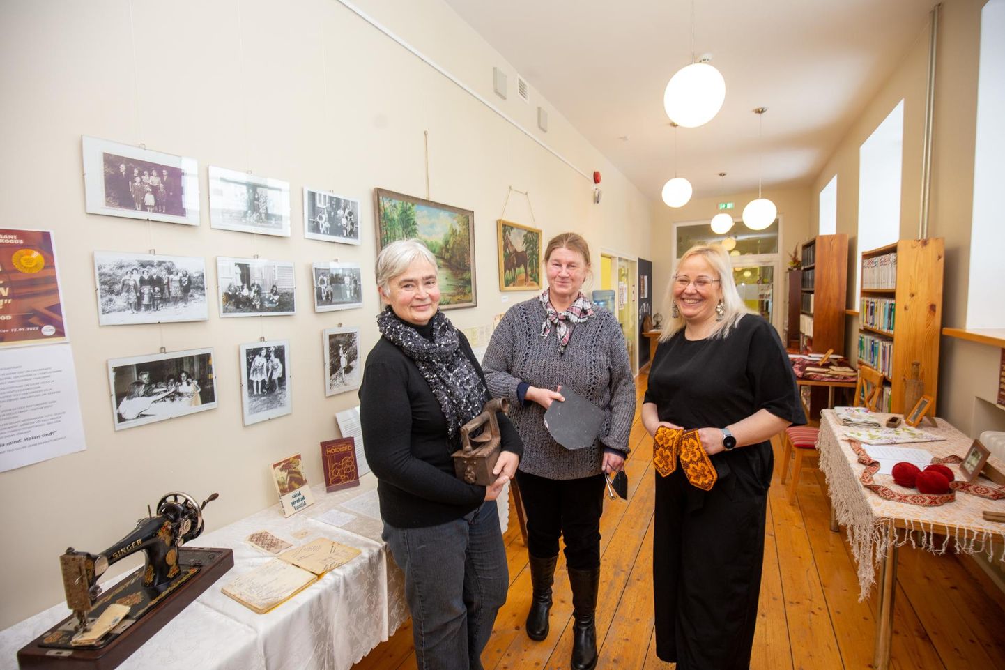 Suure-Jaani raamatukogu töötajad (vasakult) Merike Mikkor, Hiie Leppik ja Viivika Lepp tõid oma esivanemate esemed näitusele.