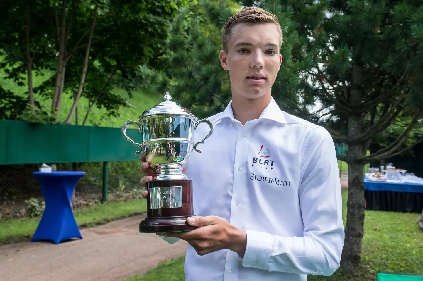 Kenneth Raisma Wimbledoni paarismängu võidukarikaga.