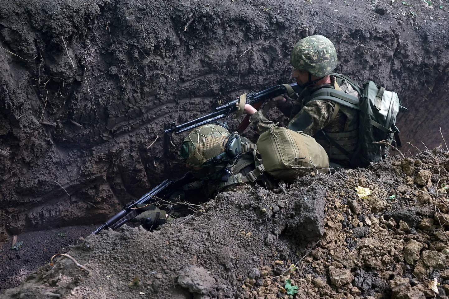 Ukraina sõdurid kaevikus õppuse ajal.