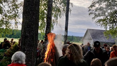 PILDID ⟩ Kurgja talumuuseumis möödus jaaniõhtu esivanemate kombel