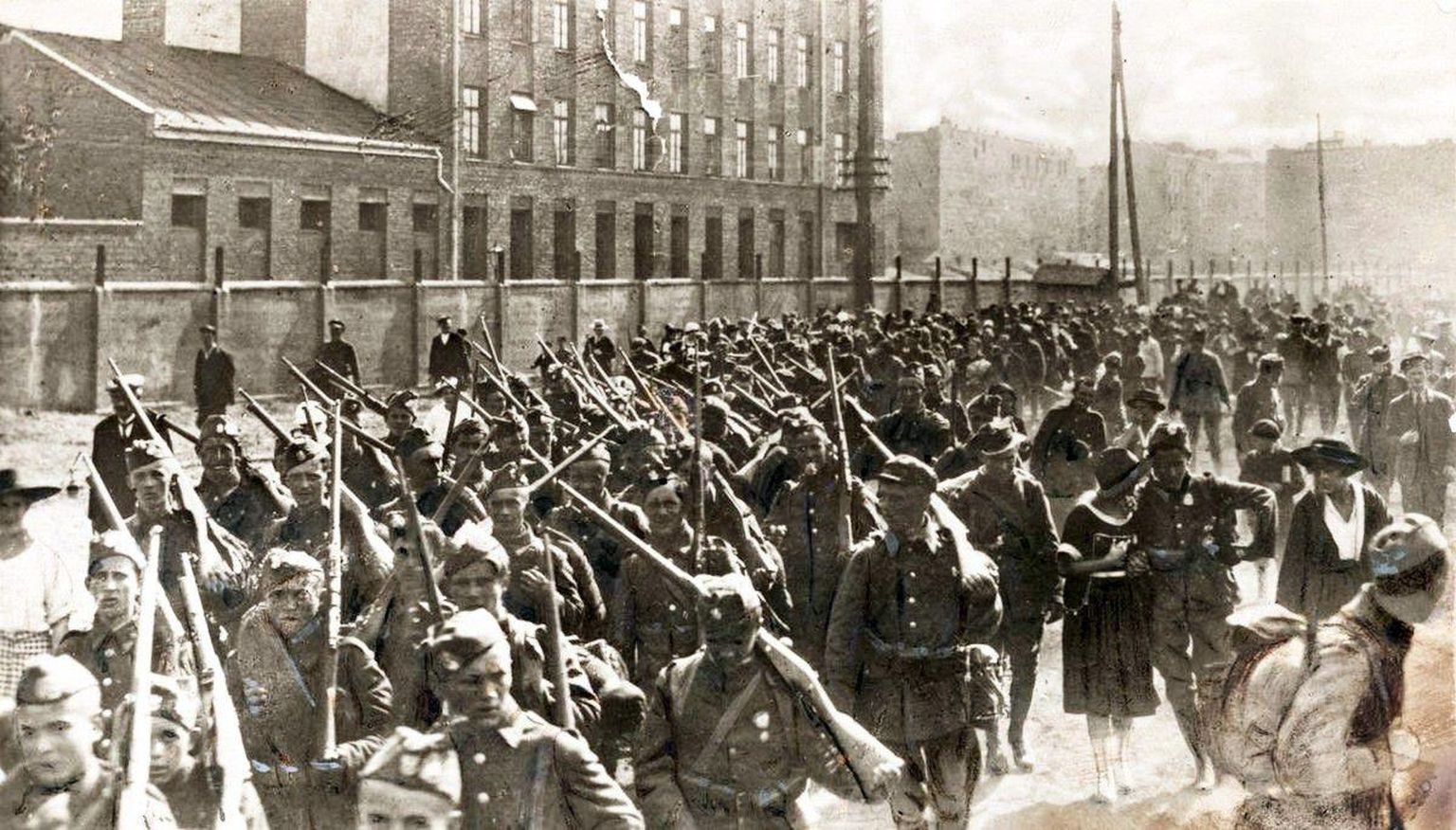 Poola armee jalavägi marssimas rindele 1920. aasta augustis, kui Punaarmee lähenes pealinnale Varssavile.
 