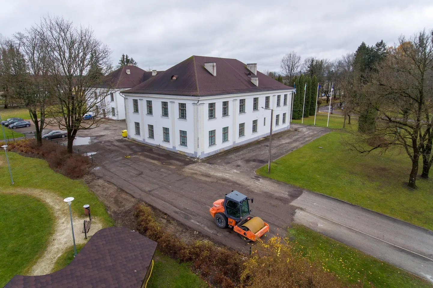 Valmib parkla Türi vallavalitsuse majja tulijatele.