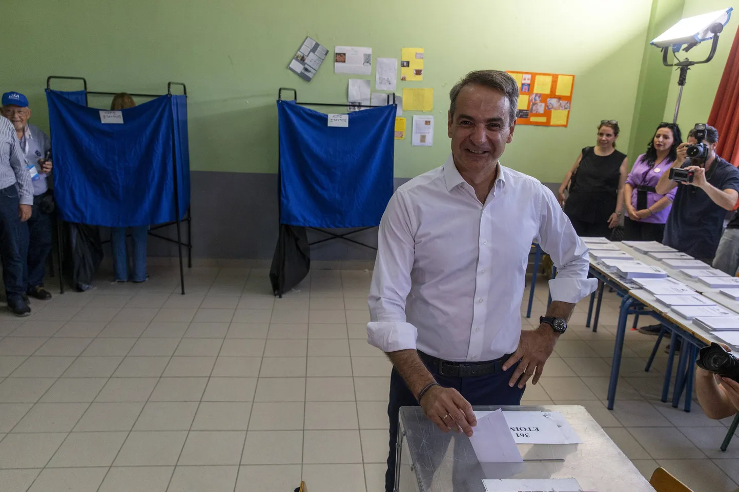 Valimistele suursoosikuna vastu läinud Kreeka ekspeaminister Kyriákos Mitsotákis käis valimas pealinna Ateena ühes valimisjaoskonnas.