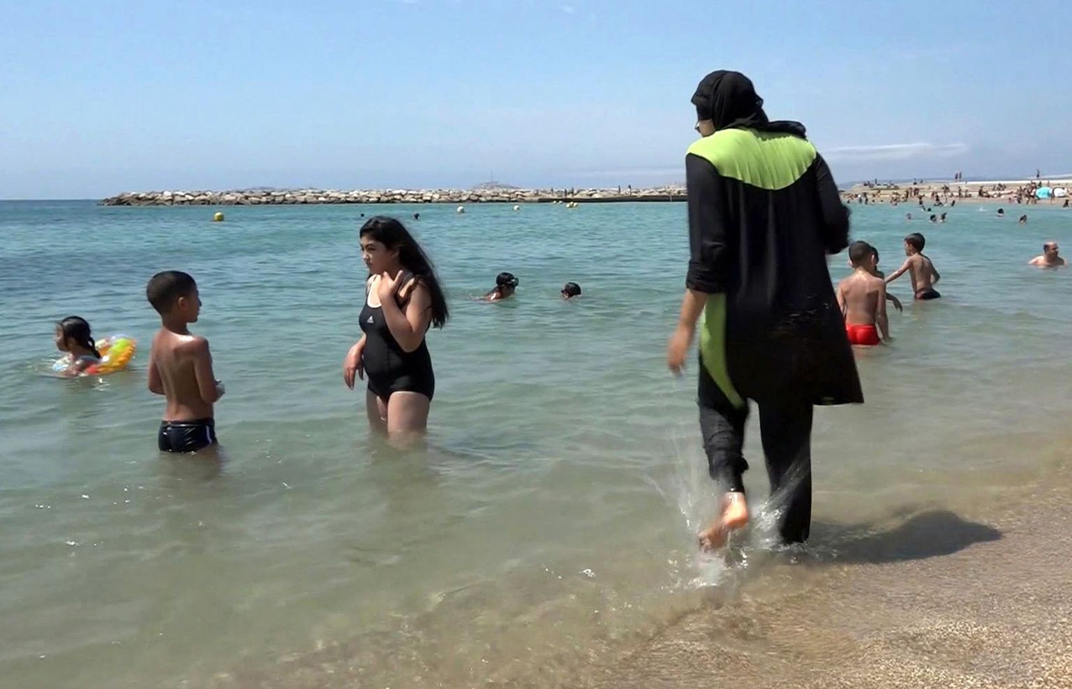 Несмотря на то, что некоторые страны Европы уже ввели запрет на буркини на общественных пляжах и в бассейнах, в Эстонии такого запрета нет.