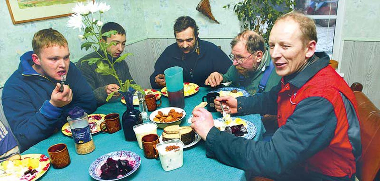 Võrumaa talunik ja riigikogu liige Tiit Niilo (paremal) kinnitab koos sulastega keha, et siis jälle lauda juurde minna  kari vaja uude vabapidamisega lauta talvekorterisse ajada.