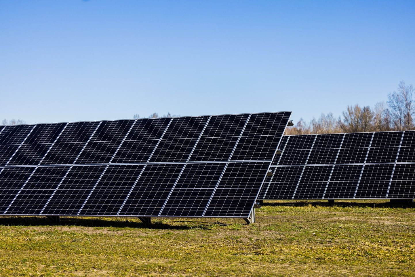 AJ Power on viimastel aastatel viinud läbi mitmeid päikesepaneelide projekte.